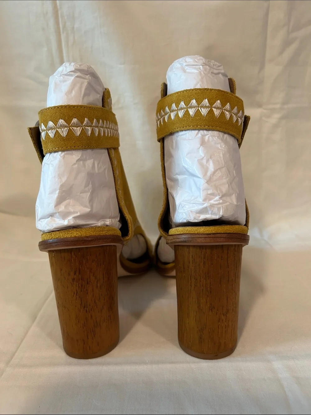 Bernardo Harper Mustard Yellow Suede Peep Toe Shooties Sz 9 Southwestern Emb NEW